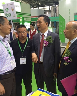 陪同中國淀粉工業(yè)協(xié)會會長佟毅、秘書長魏旭明參觀上海國際淀粉及淀粉衍生物展覽會